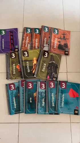 VENDO LIVROS PRÉ VESTIBULAR AZ VOLUME A MTO BEM CONSEVADOS(a maioria está em branco)