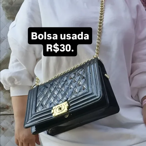 Bolsa preta de verniz usada