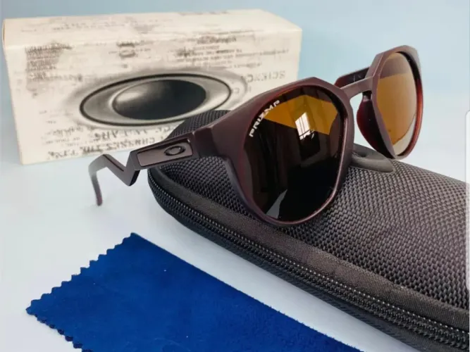 Kit Oakley HSTN 