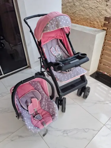 Vendo carrinho de bebê com bebe conforto 