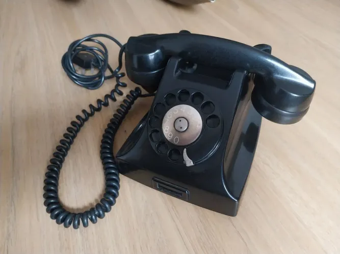 Telefone de disco antigo.