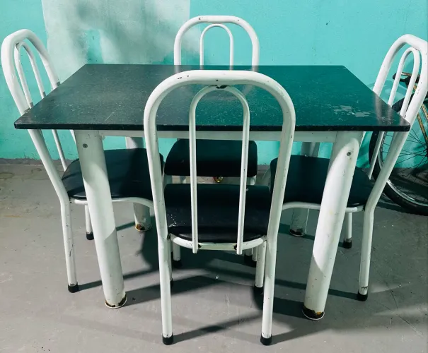 Mesa com cadeira