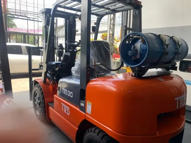 EMPILHADEIRA FLEX GÁS E GASOLINA 50HP ELEVAÇÃO 4,5MT