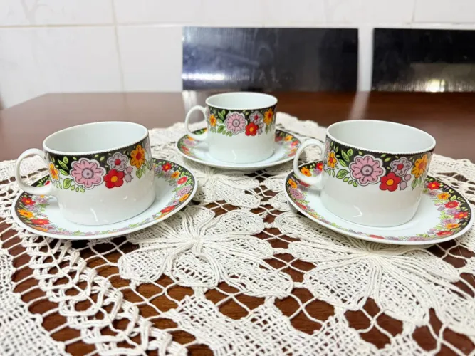 Antigo trio de xícaras de chá em porcelana Steatita