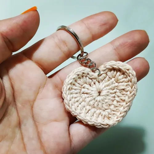 Chaveiro em crochê em formato de coração