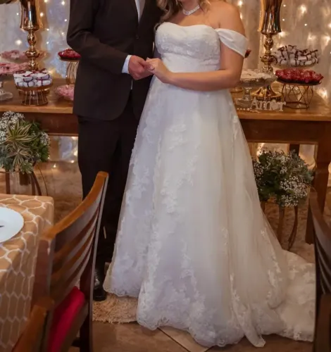 Vestido de noiva branco detalhes em renda bordada