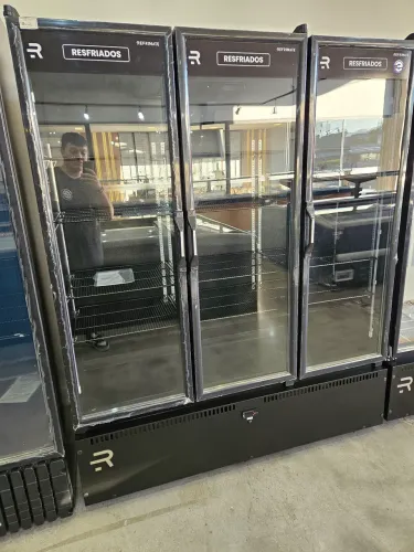 geladeira expositora 3 portas multiuso para conveniências 