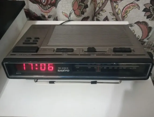 Rádio Relógio Sanyo RM-6100 N - Usado