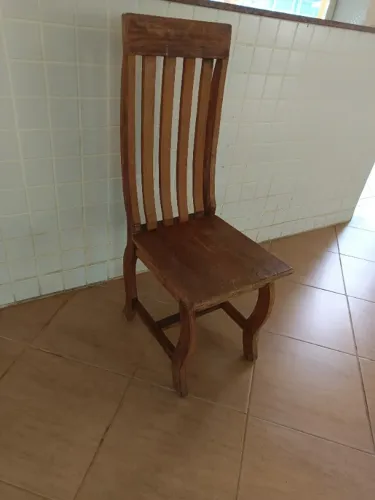 CADEIRA DE MADEIRA,COM ENCOSTO RIPADO .