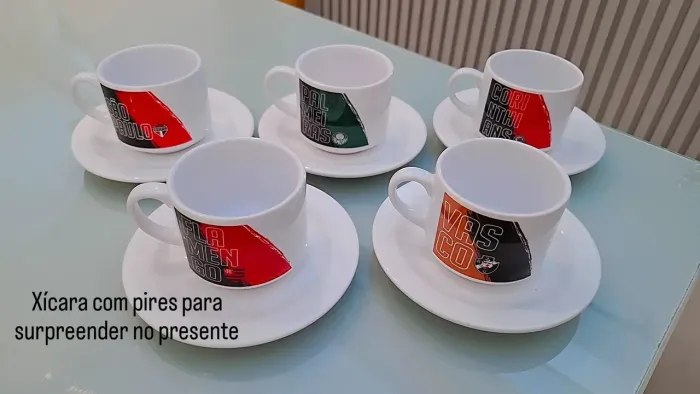 Xícaras com pires de time para presente