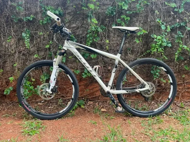 Bicleta Scott Scale 50 / Tamanho M / Aro 26 / Ano 2011 / Peças originais 