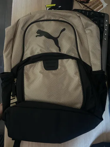 Mochila puma dourada