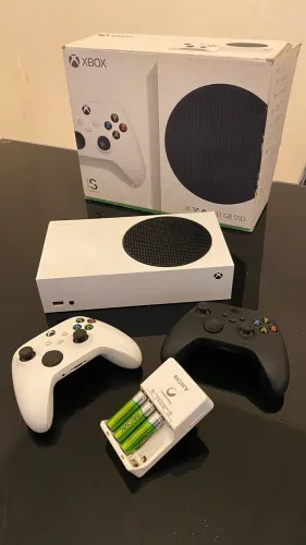 Xbox Series S com 2 controles