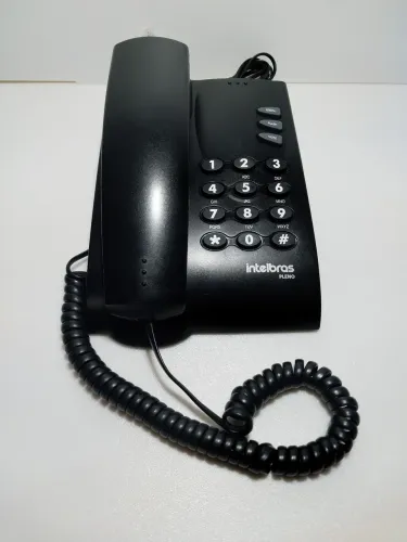 Telefone com fio Pleno da Intelbras, na cor preta. 