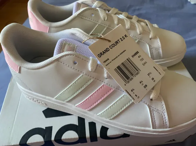 Tênis Adidas original, tamanho 34.