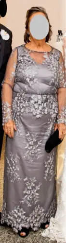 Vestido de festa em renda cinza