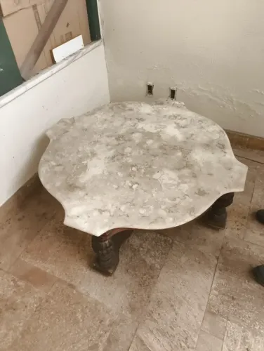 Mesa de centro de jacarandá entalhada estilo Luis xv com tampo em mármore