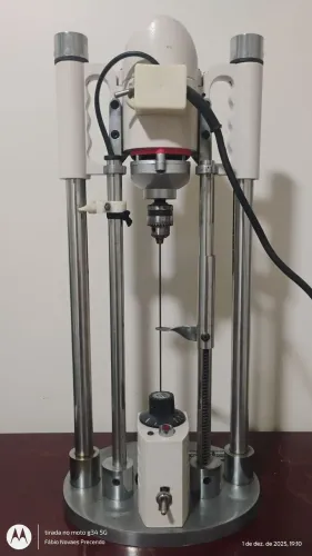 Máquina de furar tecidos