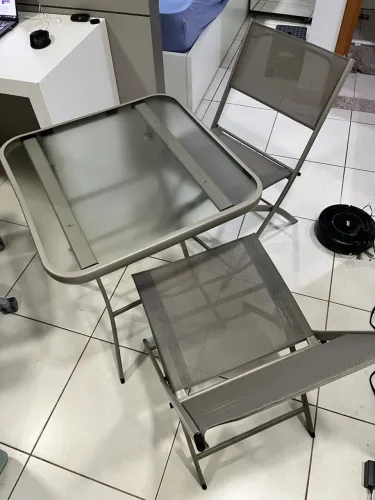 Mesa de Vidro Dobrável com 2 cadeiras - Moderna e Prática!