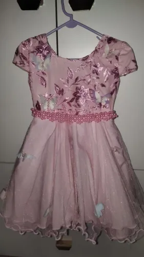 Vestido de renda rosa para menina