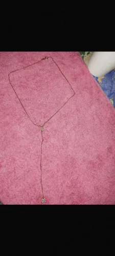 Colar delicado gravatinha com pingente de borboleta