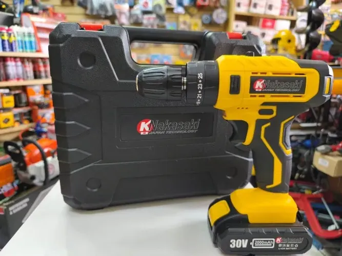 Parafusadeira Furadeira Nakasali 30v Nova com duas baterias, kit brocas e maleta