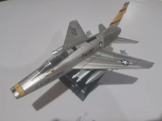 Avião Miniatura American F-100D Super Sabre
