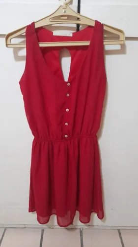 Vestido Vermelho com Detalhe nas Costas