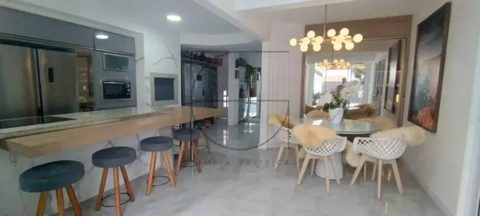 Casa a 250m da praia de Jurerê In