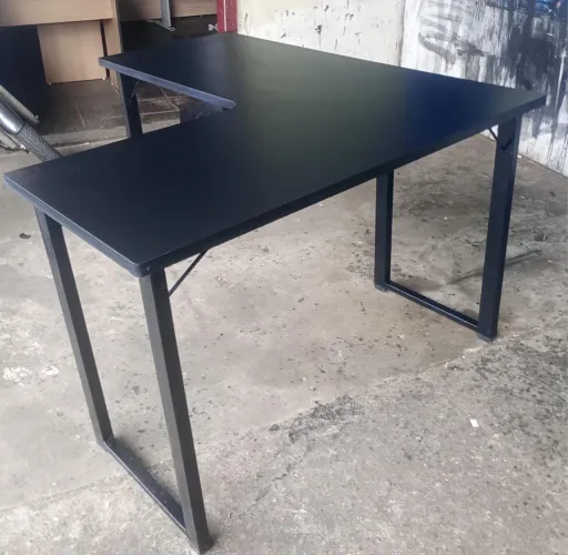Mesa industrial de escritório em L preta - Design moderno