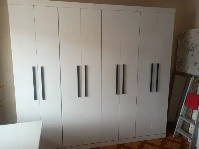 Conjunto de móveis para quarto (guarda roupa, armário unitário e cômoda) - cor branca