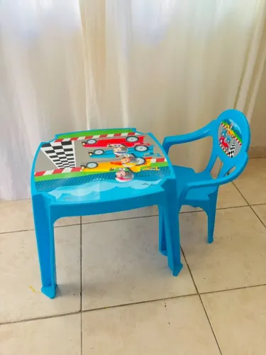 Mesa e cadeira infantil