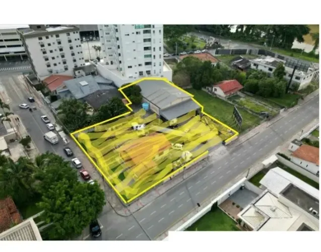 terreno no Centro de tubarão 3 minutos Farol shooping area comercial de 1500metros esquina