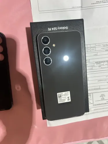 Vendo S24 FE de 256gB seminovo, em perfeito estado , completo + nota fiscal
