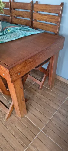Vendo mesa de jantar com 6 cadeiras .Não faço entrega