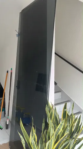 Duas portas de vidro temperado escuro