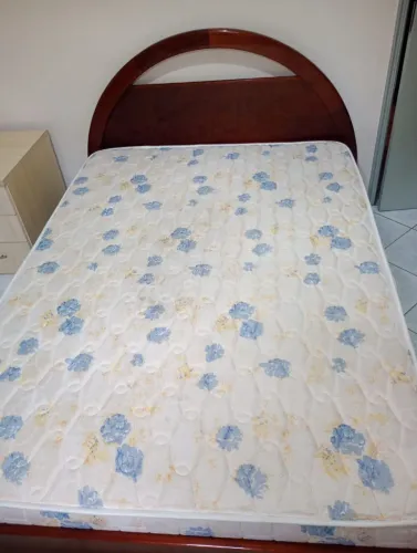 Cama casal e colchão