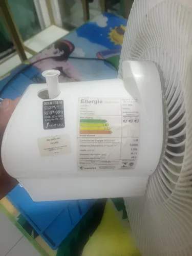 Vendilador de parede funcionado normal semi novo baixo consumo de energía económico