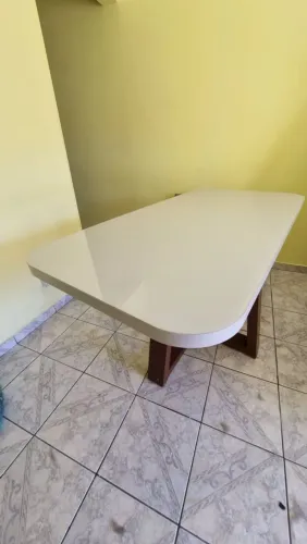 Mesa de jantar branca com tampo de vidro e 6 cadeira estofadas