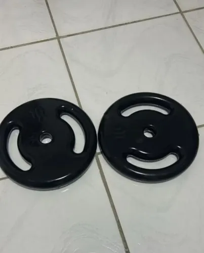 Anilha 10kl cada e halter emborrachado 5kl cada pares
