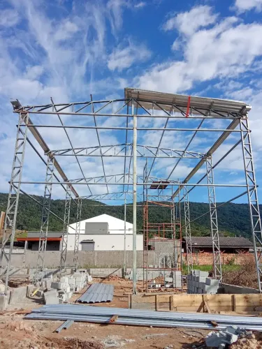 Preciso soldador ou montador de estrutura metálica