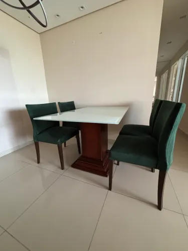 MESA DE ESTAR, COM CONJUNTO DE 4 CADEIRAS