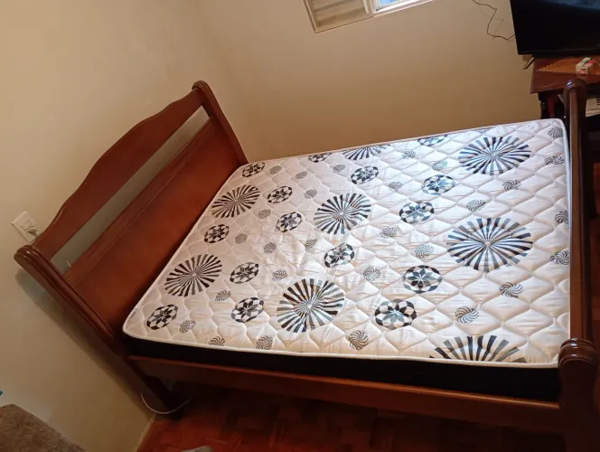 Cama de casal em madeira maciça com colchão
