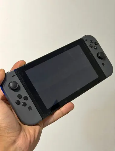 Nintendo switch v2 32 GB com detalhe