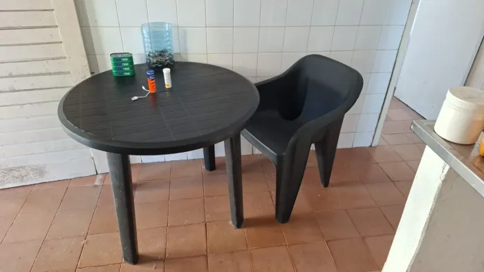 Vendo mesa de plástico desmontável com quatro cadeiras reforçadas