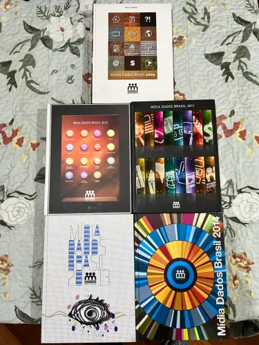 Kit de livros MÍDIA DADOS BRASIL (2009/ 2010/ 2011/ 2013/ 2014)