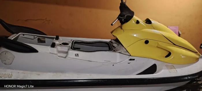 Jet-ski sem motor e sem o banco