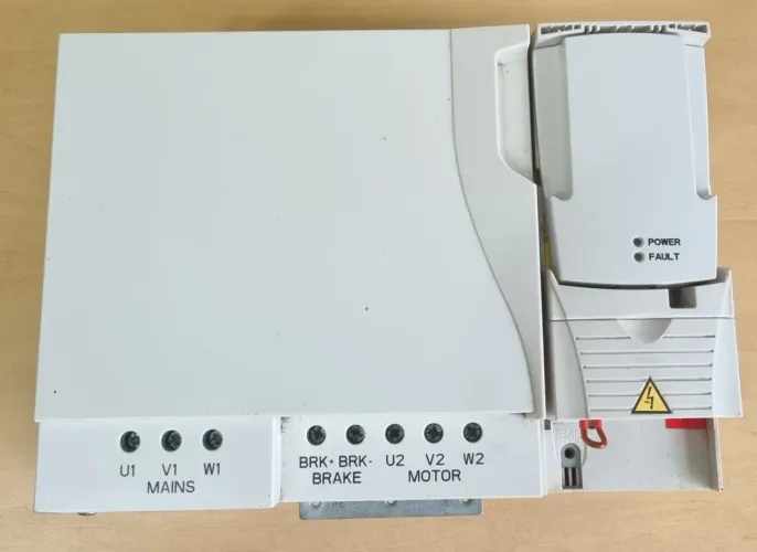 Inversor de Frequência ABB ACS355-03E-31A0-2 (10CV / 220V Trifásico) - Novo