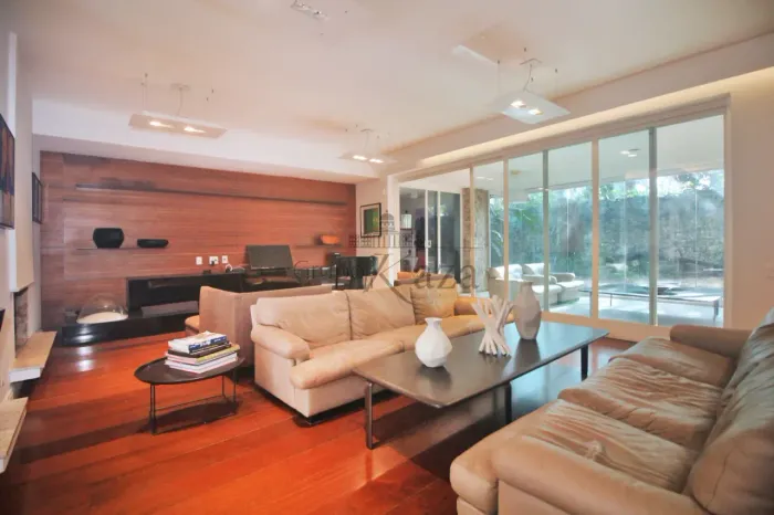 Casa - Jardim Europa - 4 Suítes - 340m².