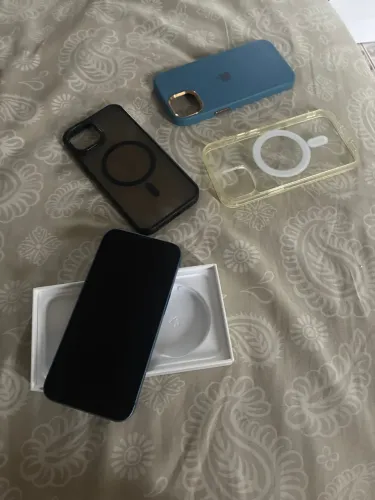 iPhone 13 - acompanha 3 capinhas
